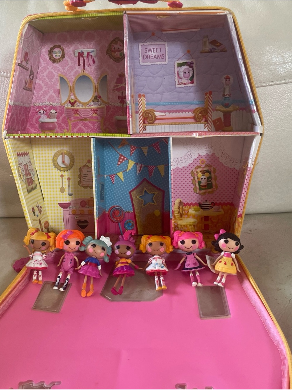 Lalaloopsy House/ Carrying Case with 7 Lalaloopsy 3 inch dolls collectibles
